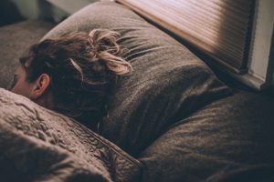 Kvinna sover med tyngdtäcke